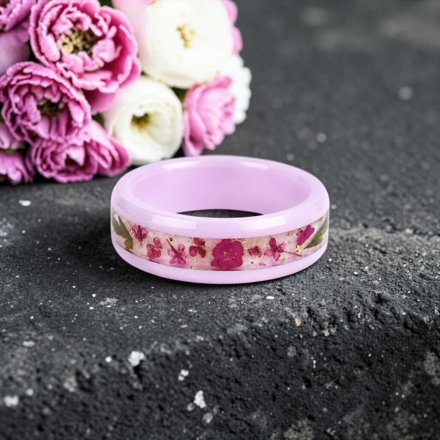 Blosselle pink ceramic ring featuring real pressed flowers preserved in a handcrafted floral inlay.