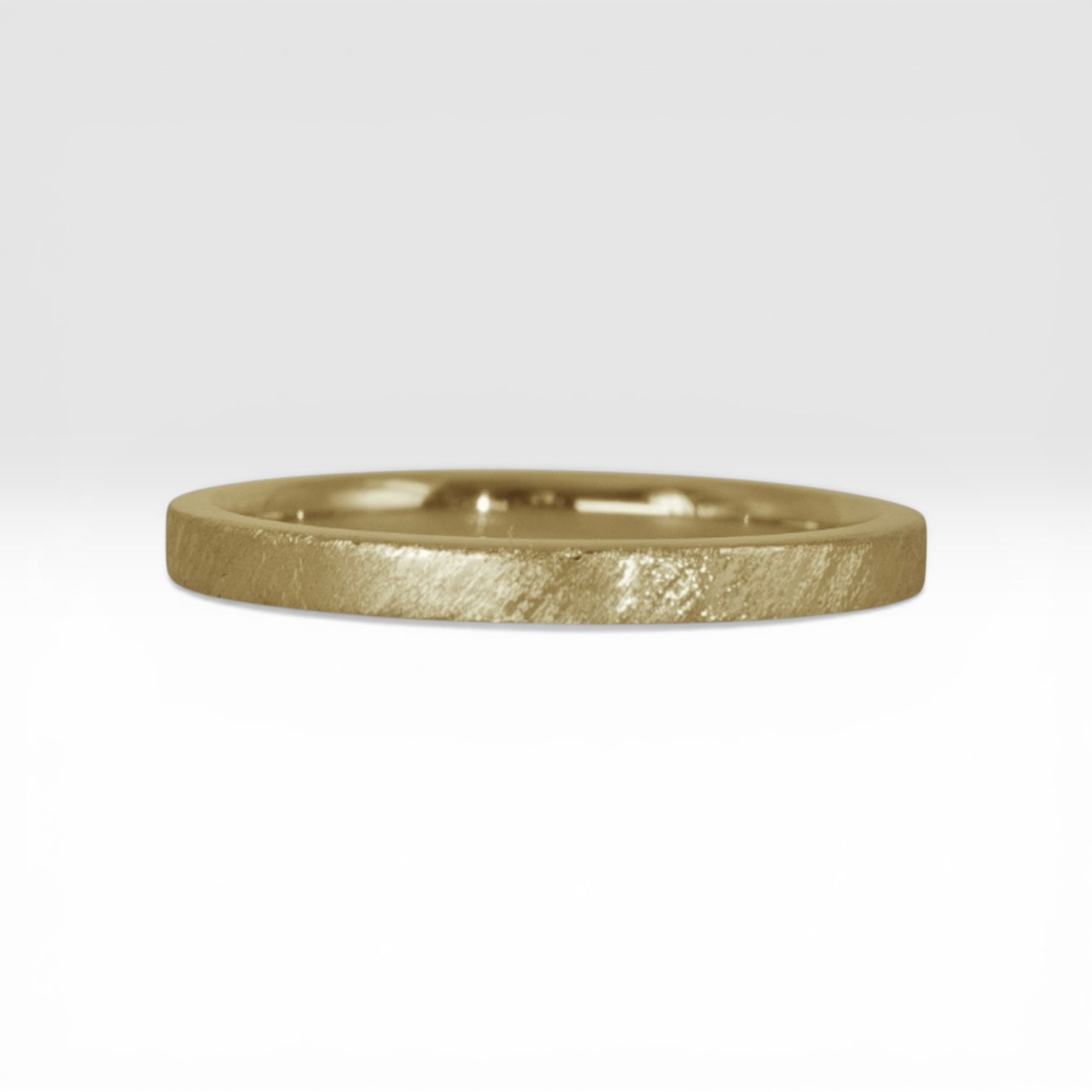Órbita Corte 2mm gold stackable ring with hand-applied diagonal texture finish, minimalist women's stacking band