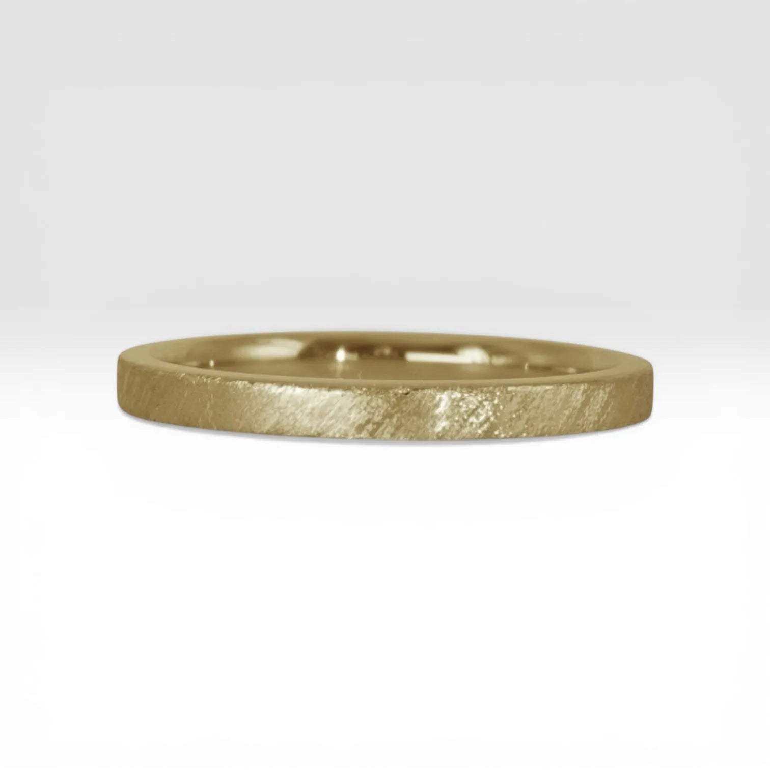 Órbita Corte 2mm gold stackable ring with hand-applied diagonal texture finish, minimalist women's stacking band