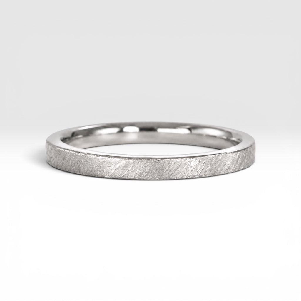 Órbita Corte 2mm stackable ring with hand-applied diagonal texture finish, minimalist women's stacking band