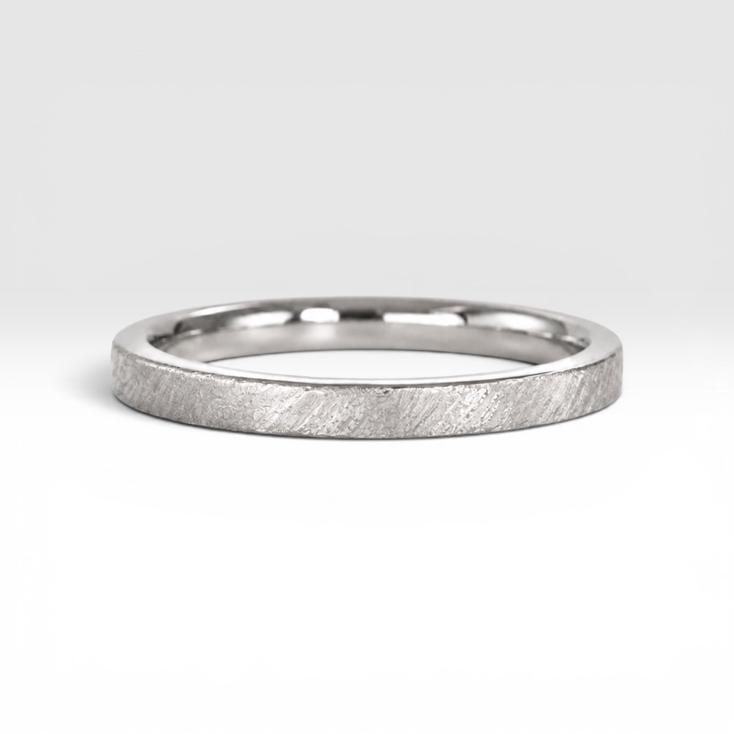Órbita Corte 2mm stackable ring with hand-applied diagonal texture finish, minimalist women's stacking band