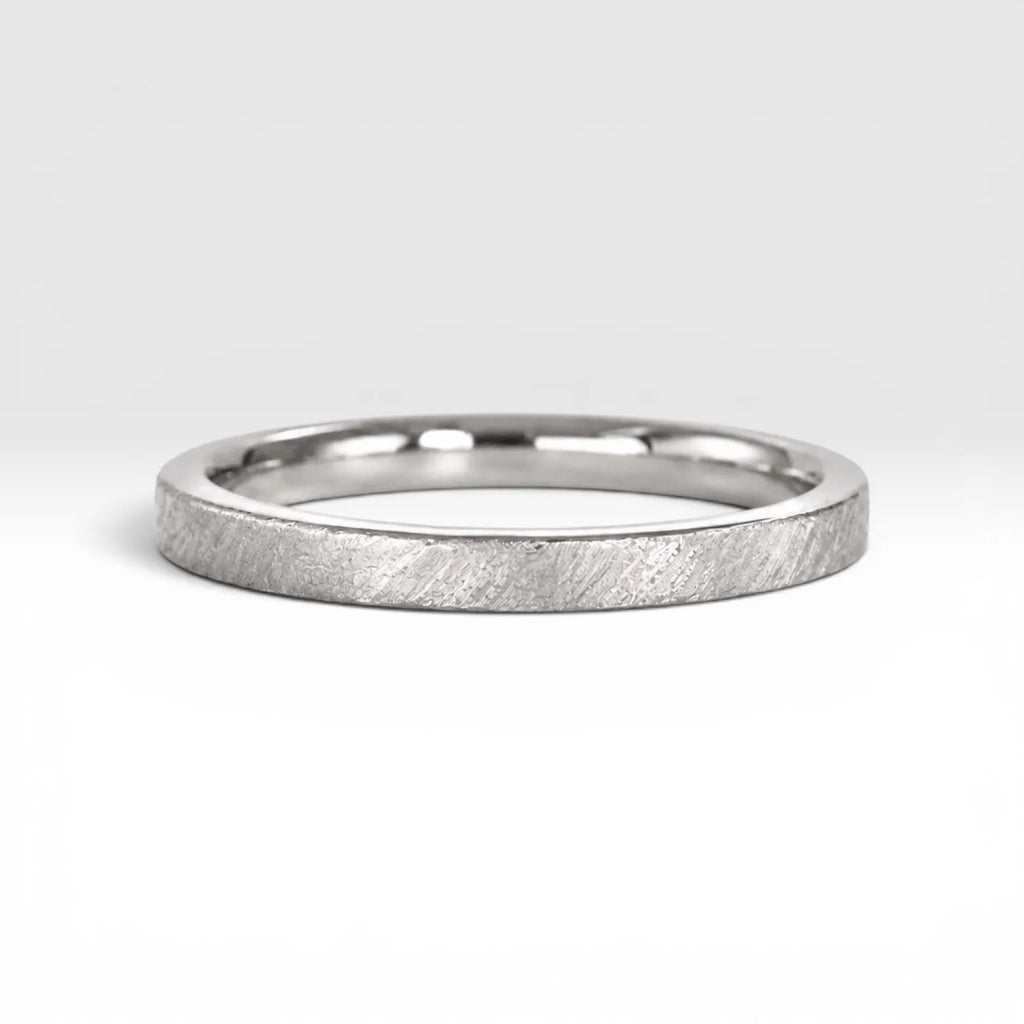 Órbita Corte 2mm stackable ring with hand-applied diagonal texture finish, minimalist women's stacking band