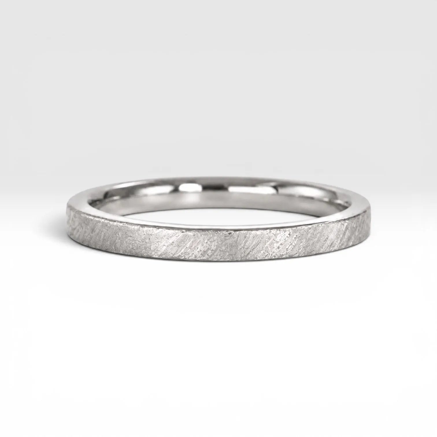 Órbita Corte 2mm stackable ring with hand-applied diagonal texture finish, minimalist women's stacking band