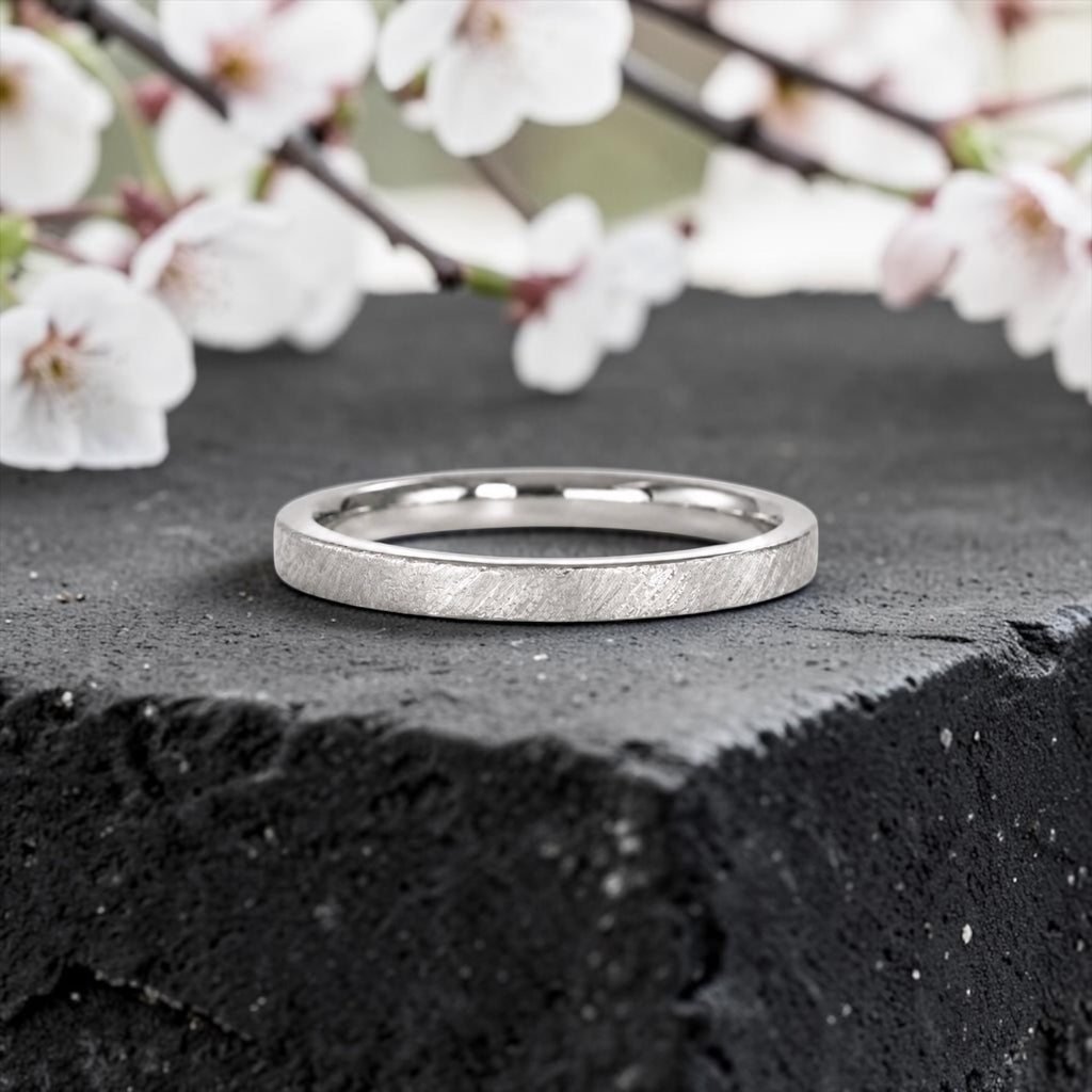 Órbita Corte 2mm stackable ring with hand-applied diagonal texture finish, minimalist women's stacking band