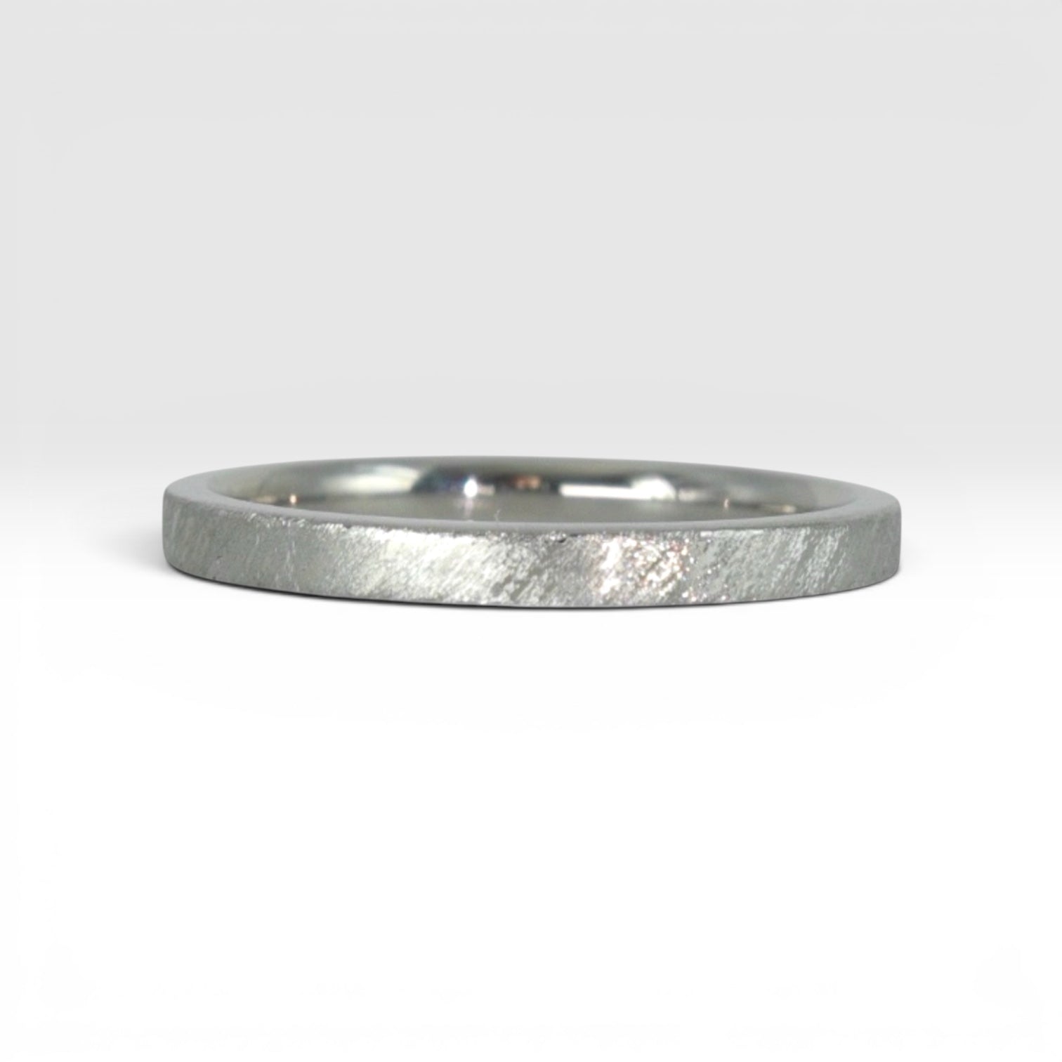 Órbita Corte 2mm sterling silver stackable ring with hand-applied diagonal texture finish, minimalist women's stacking band