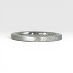 Órbita Corte 2mm sterling silver stackable ring with hand-applied diagonal texture finish, minimalist women's stacking band