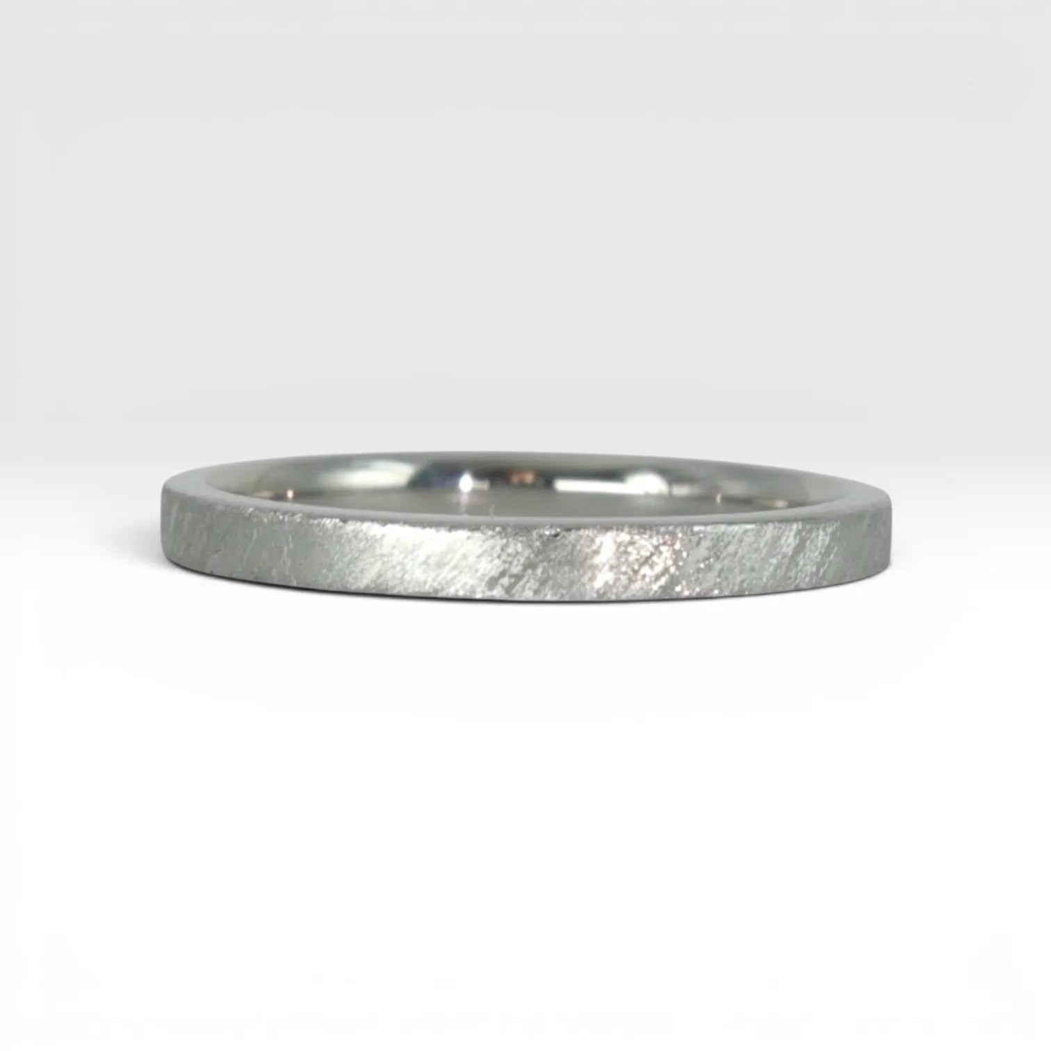 Órbita Corte 2mm sterling silver stackable ring with hand-applied diagonal texture finish, minimalist women's stacking band