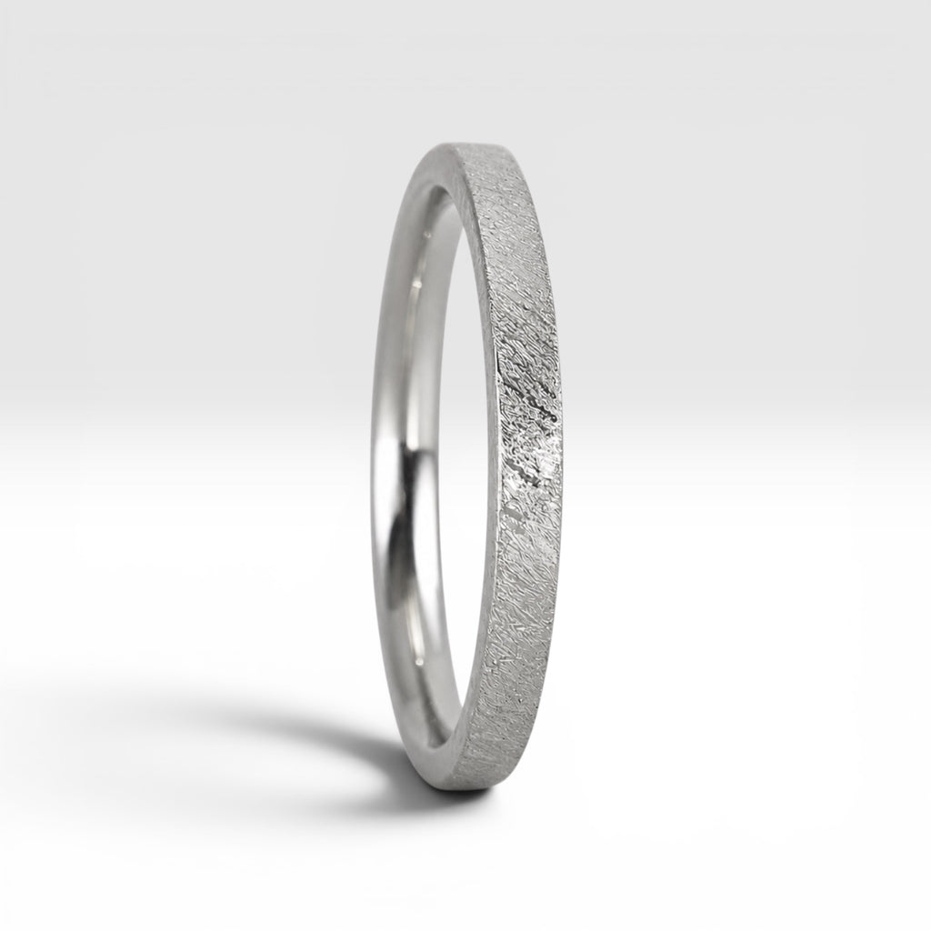 Órbita Corte 2mm titanium stackable ring with hand-applied diagonal texture finish, minimalist women's stacking band