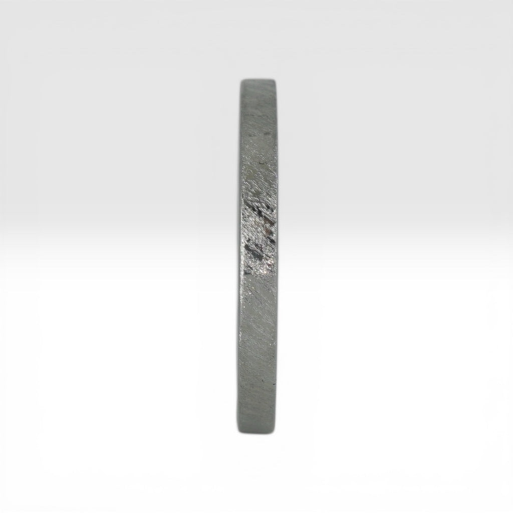 Top view of Órbita Corte diagonal texture titanium stacking ring showing unique angled finish and slim 2mm profile