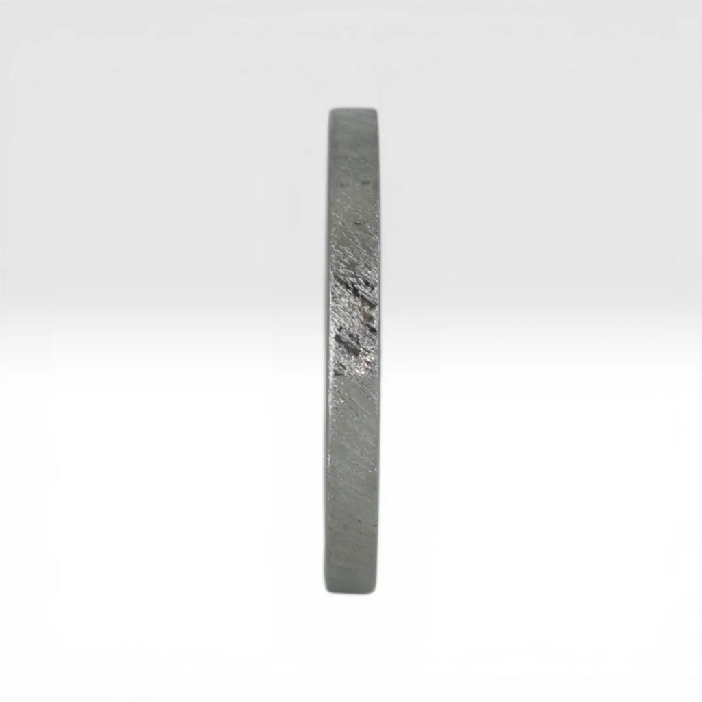 Top view of Órbita Corte diagonal texture titanium stacking ring showing unique angled finish and slim 2mm profile