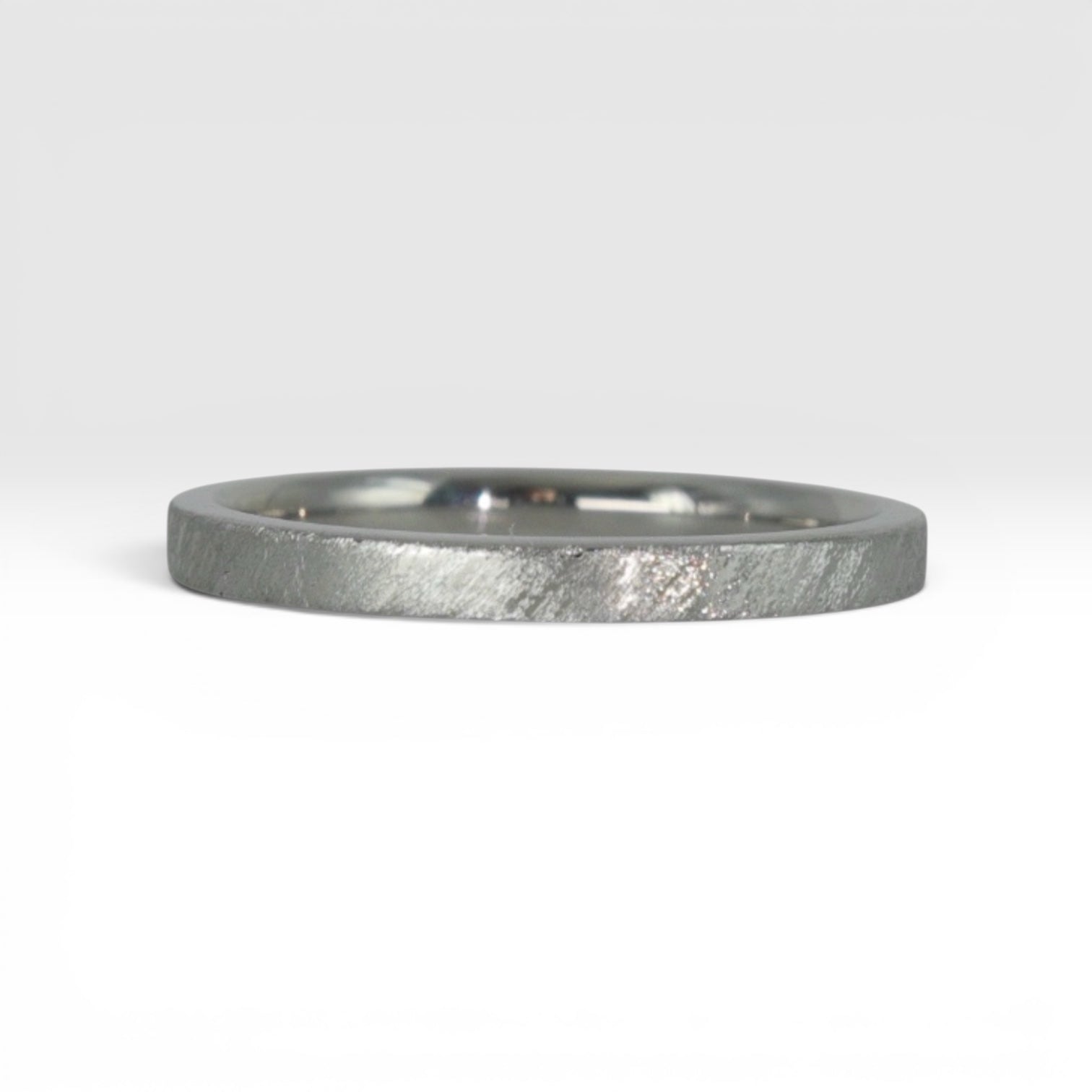 Órbita Corte 2mm titanium stackable ring with hand-applied diagonal texture finish, minimalist women's stacking band