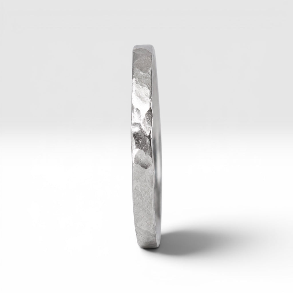 Órbita Roca hammered stacking ring showing raw textured surface and slim 2mm profile