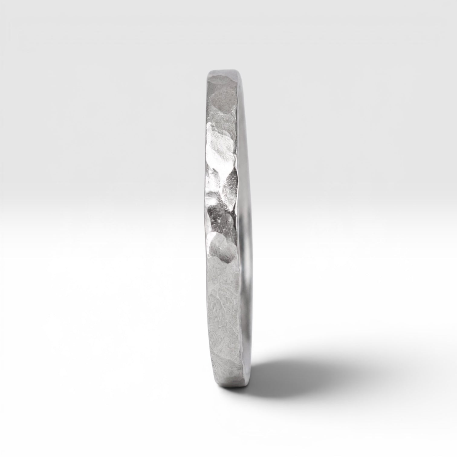 Órbita Roca hammered stacking ring showing raw textured surface and slim 2mm profile