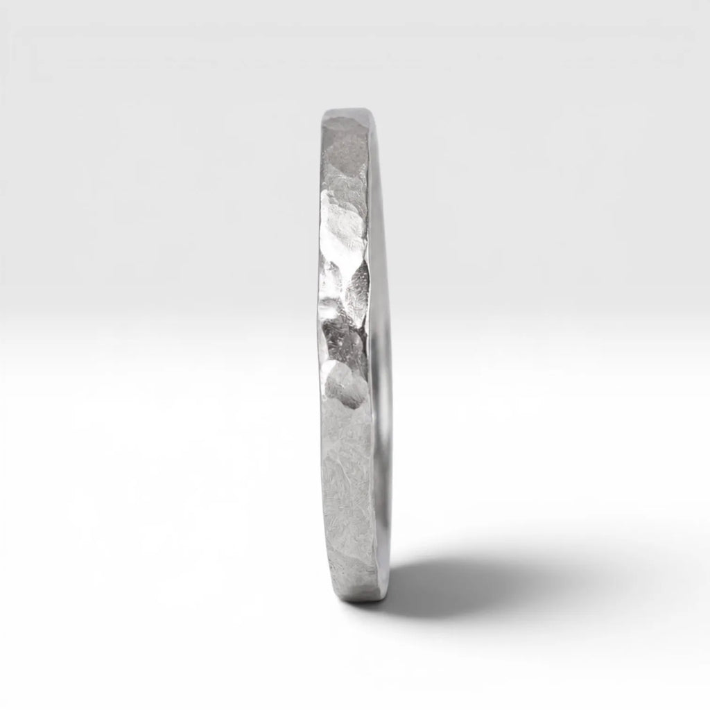 Órbita Roca hammered stacking ring showing raw textured surface and slim 2mm profile