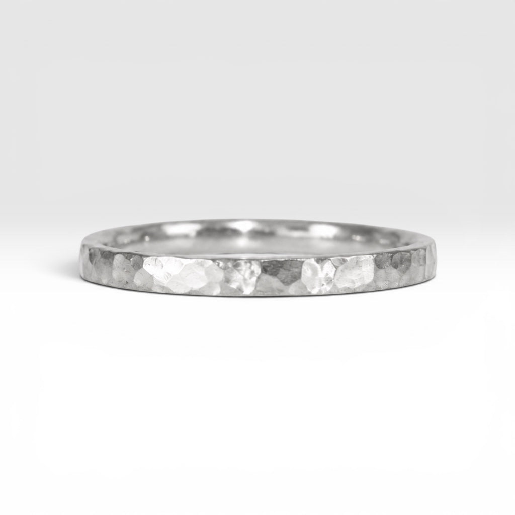 Órbita Roca hammered stacking ring showing raw textured surface and slim 2mm profile