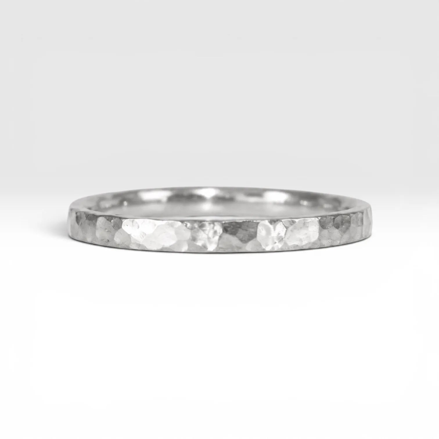Órbita Roca hammered stacking ring showing raw textured surface and slim 2mm profile