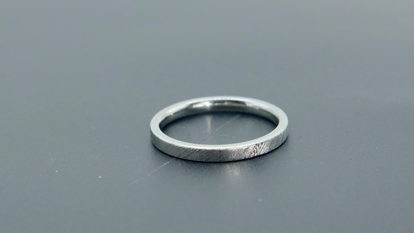 Órbita Corte 2mm titanium stackable ring with hand-applied diagonal texture finish, minimalist women's stacking band