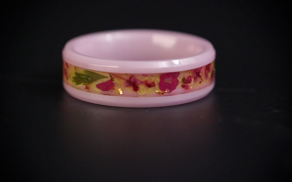Blosselle pink ceramic ring featuring real pressed flowers preserved in a handcrafted floral inlay.