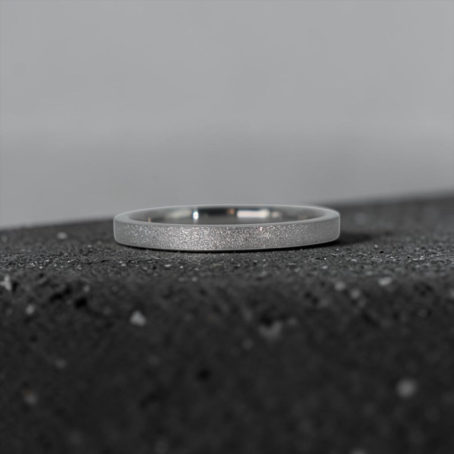 Órbita Luz 2mm titanium stackable ring with frosted finish, luminous surface, handcrafted in Utah